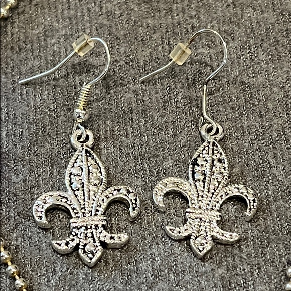 ๐ป3/$15 Silvertone Fleur de Lis Necklace & Earrings Set - Picture 2 of 8